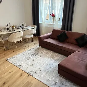 A&a Living - Best Location In !!! Viena