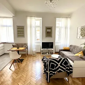 Apartment Cozy City Close To Metro - Self Check-in, Vienna
